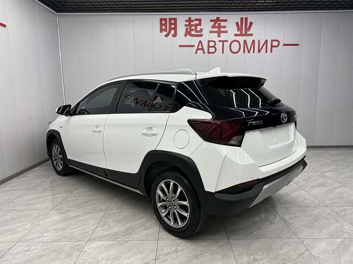 Фото 8 - Toyota Yaris L Hatchback