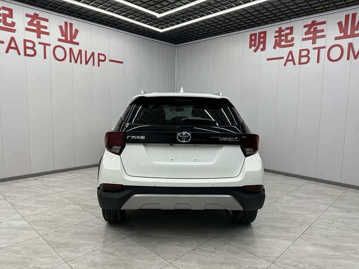 Фото 9 - Toyota Yaris L Hatchback