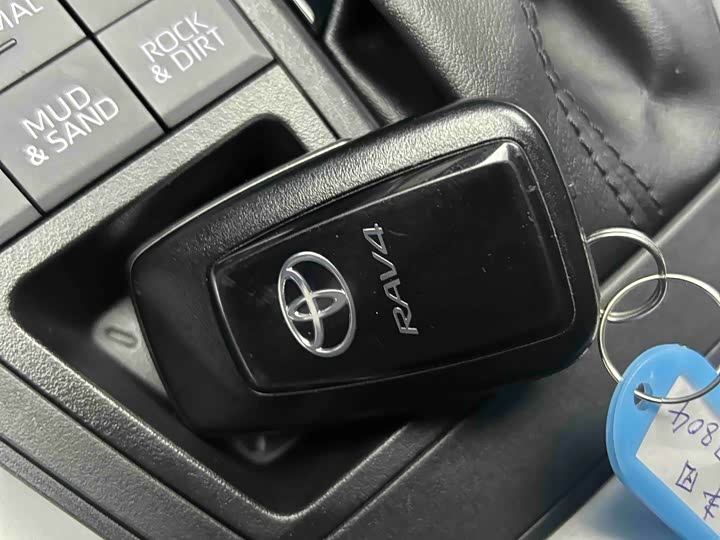 Фото 11 - Toyota RAV4