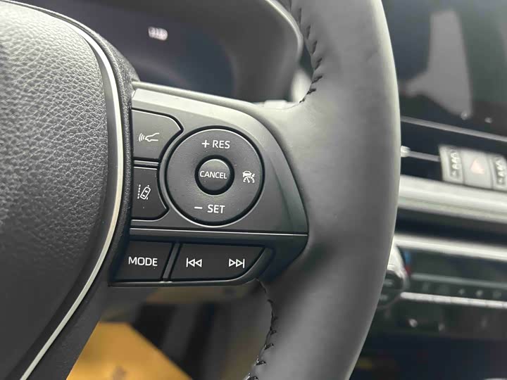 Фото 16 - Toyota RAV4