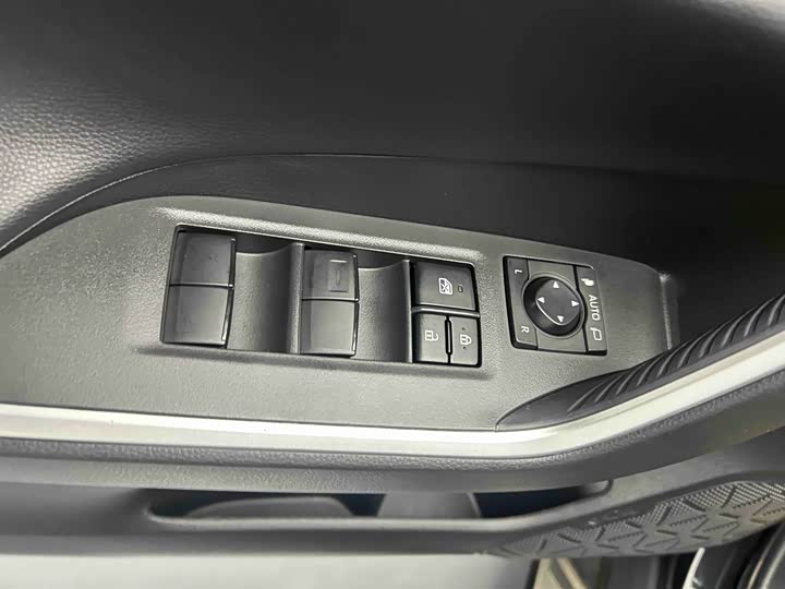 Фото 18 - Toyota RAV4