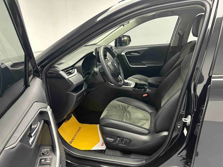 Фото 8 - Toyota RAV4