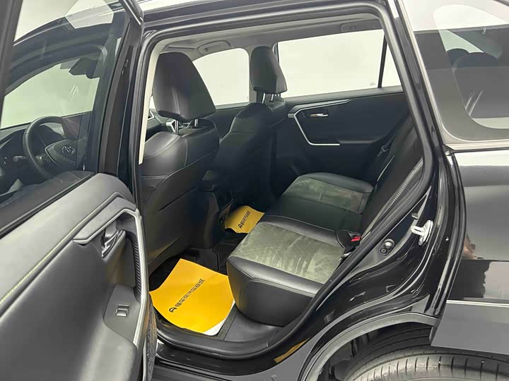 Фото 9 - Toyota RAV4