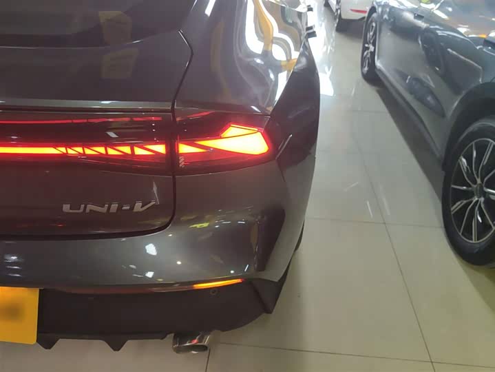 Фото 8 - Changan UNI-V