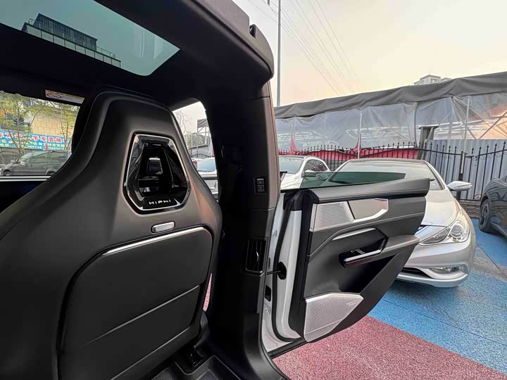 Фото 12 - HiPhi Y