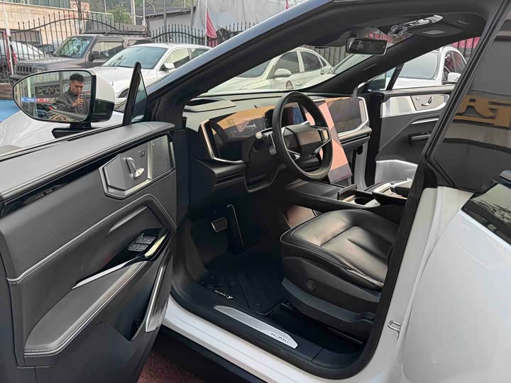 Фото 8 - HiPhi Y