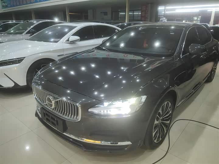 Фото 1 - Volvo S90