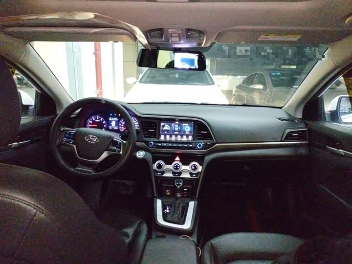 Фото 10 - Hyundai Elantra