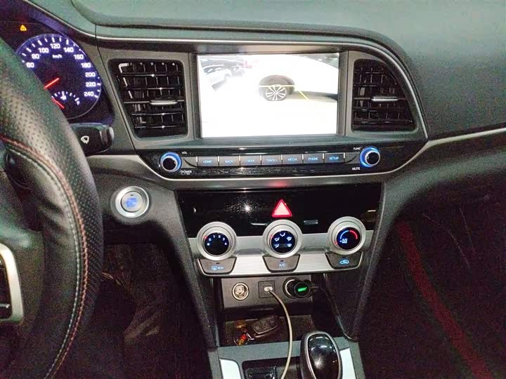 Фото 13 - Hyundai Elantra