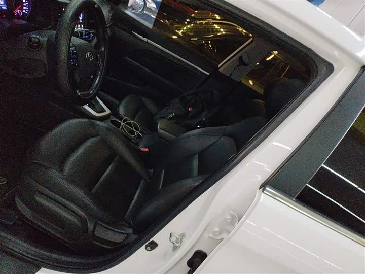 Фото 15 - Hyundai Elantra