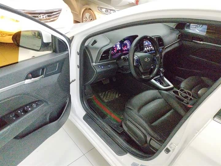 Фото 16 - Hyundai Elantra