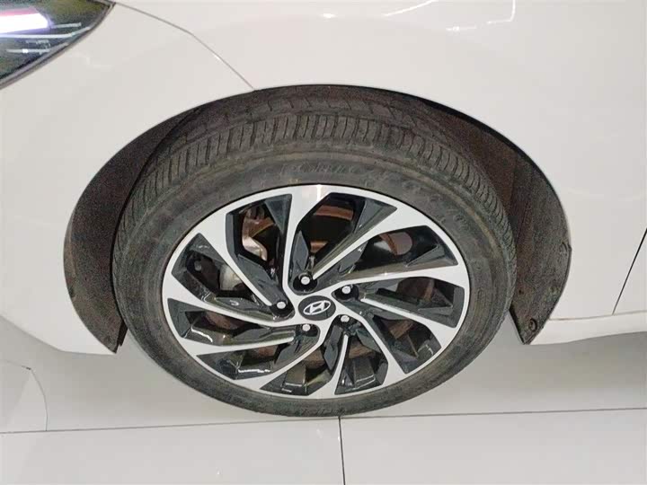 Фото 23 - Hyundai Elantra