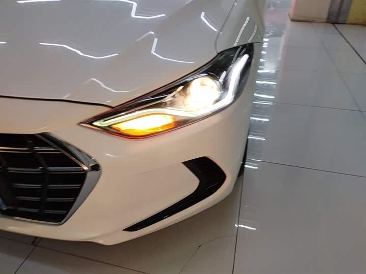 Фото 24 - Hyundai Elantra