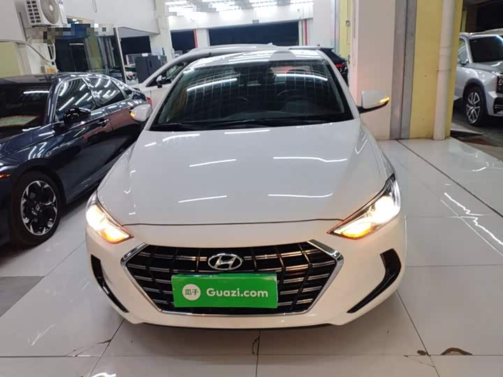 Фото 3 - Hyundai Elantra