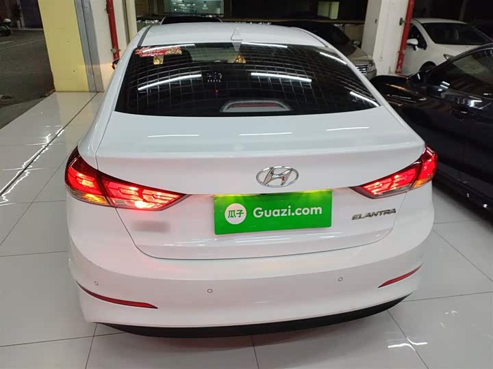 Фото 6 - Hyundai Elantra