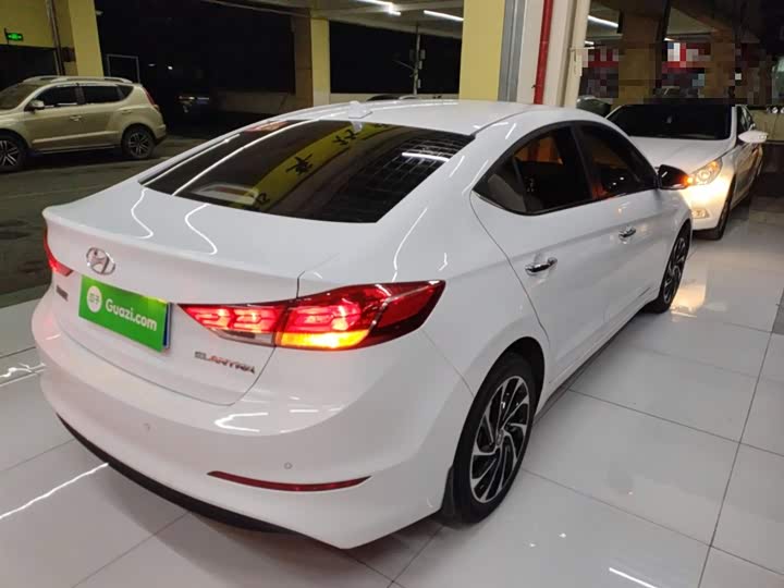 Фото 7 - Hyundai Elantra