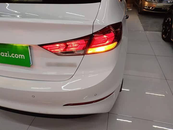 Фото 8 - Hyundai Elantra