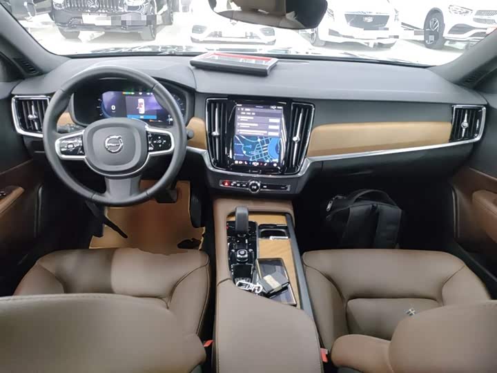 Фото 10 - Volvo S90