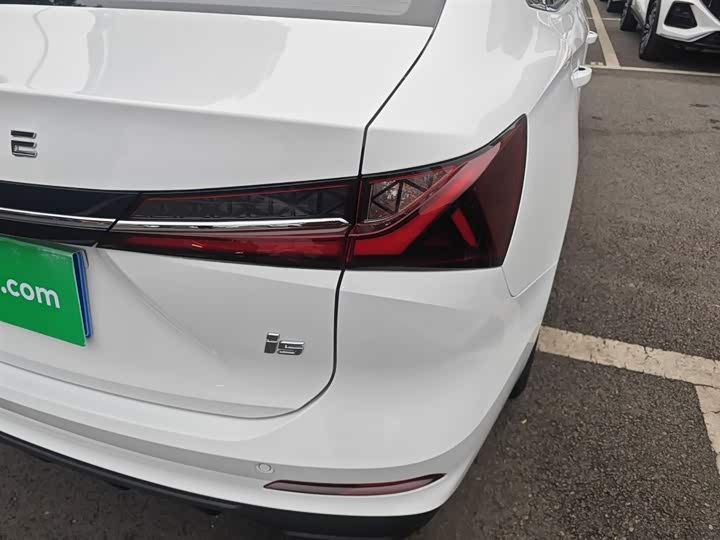 Фото 8 - Roewe i5