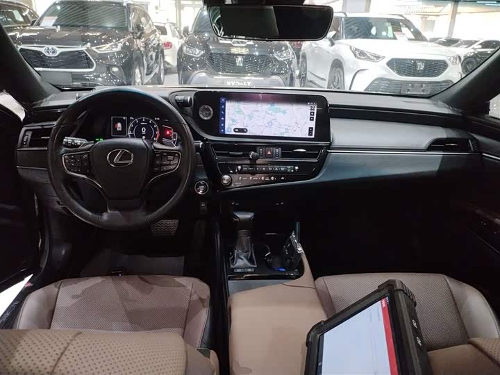 Фото 10 - Lexus ES