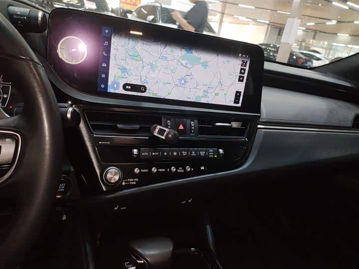 Фото 13 - Lexus ES