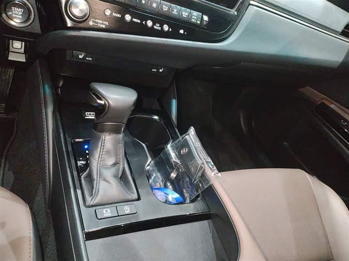 Фото 14 - Lexus ES