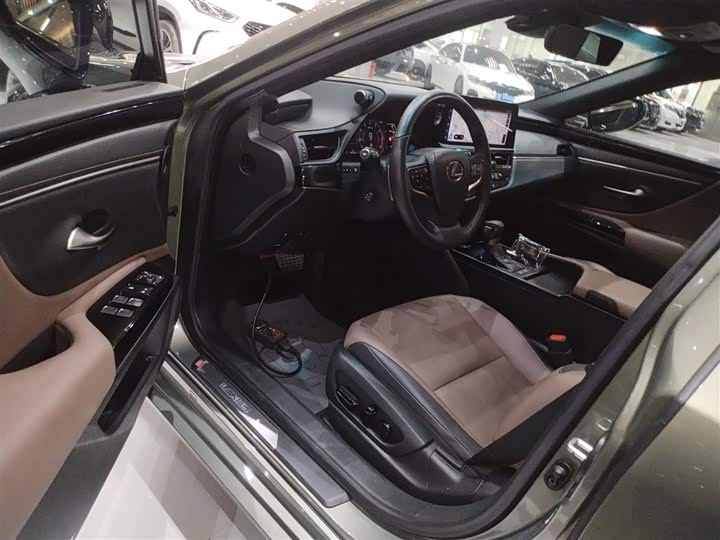 Фото 16 - Lexus ES