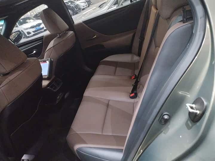 Фото 17 - Lexus ES