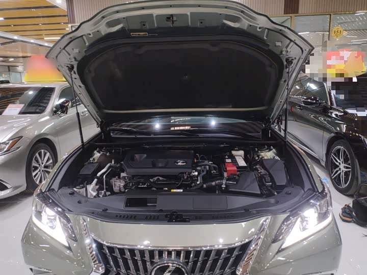 Фото 20 - Lexus ES