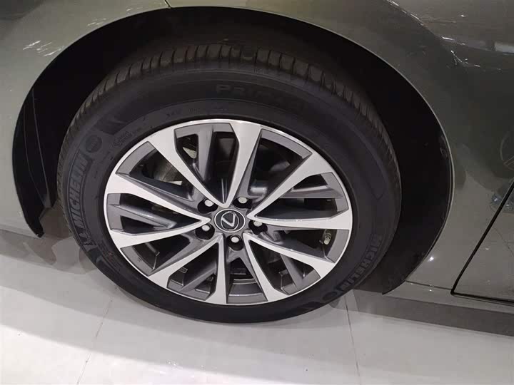 Фото 23 - Lexus ES