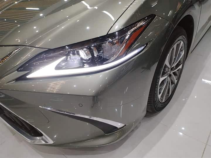 Фото 24 - Lexus ES