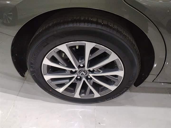 Фото 26 - Lexus ES