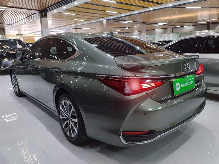Фото 5 - Lexus ES