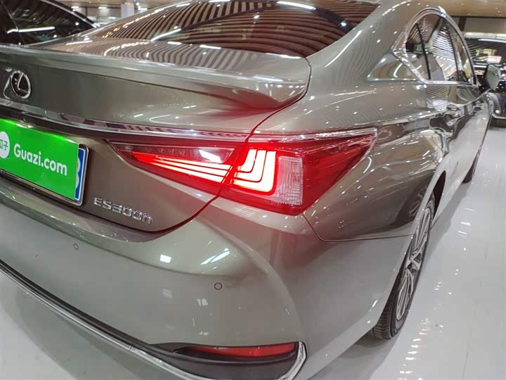 Фото 8 - Lexus ES