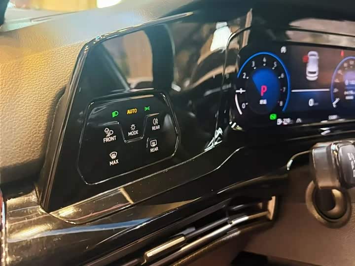 Фото 14 - Volkswagen Golf