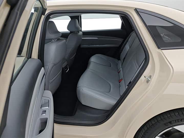 Фото 11 - XPeng Mona M03