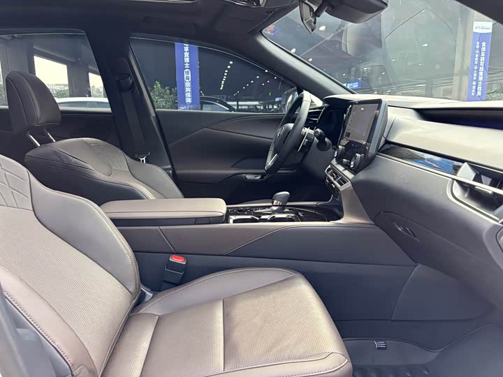 Фото 11 - Lexus RX