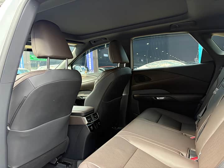 Фото 12 - Lexus RX