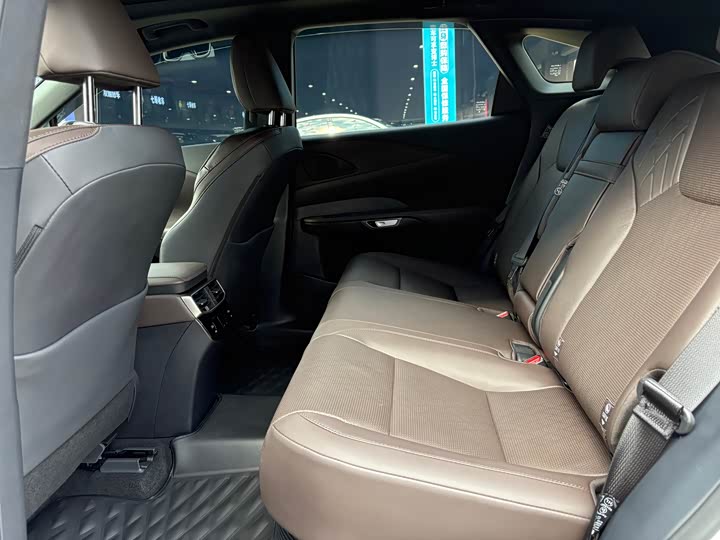 Фото 13 - Lexus RX