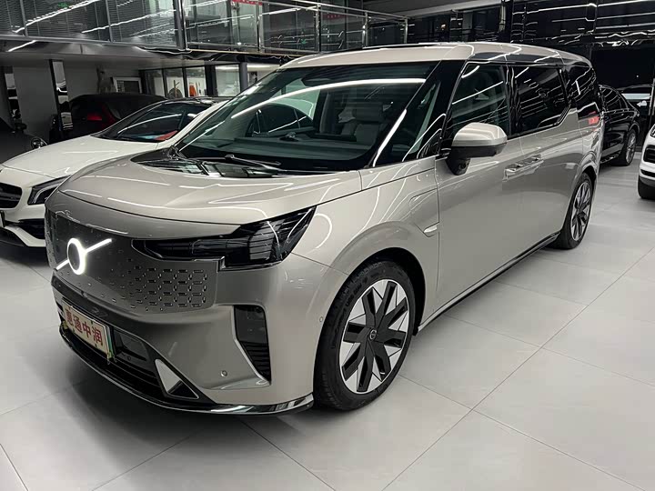 Фото 1 - Volvo EM90