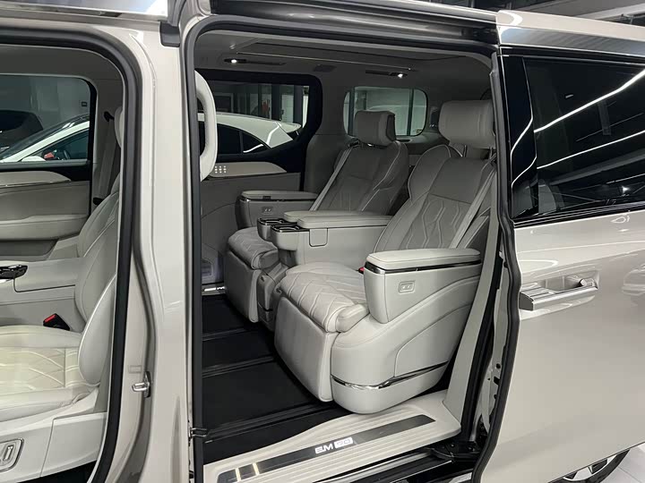 Фото 11 - Volvo EM90