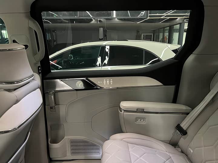 Фото 12 - Volvo EM90