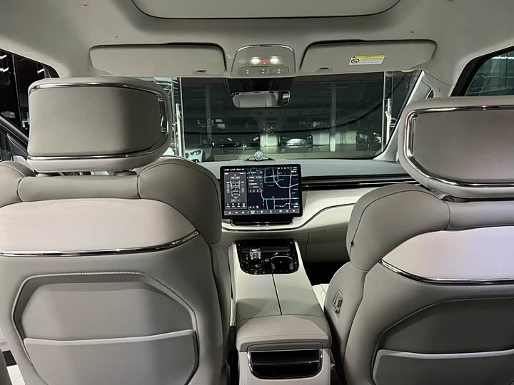 Фото 13 - Volvo EM90