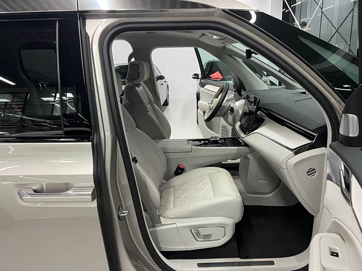 Фото 15 - Volvo EM90