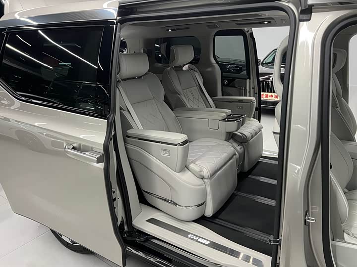 Фото 16 - Volvo EM90