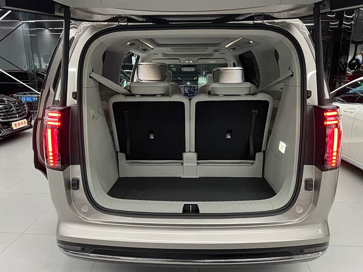 Фото 17 - Volvo EM90