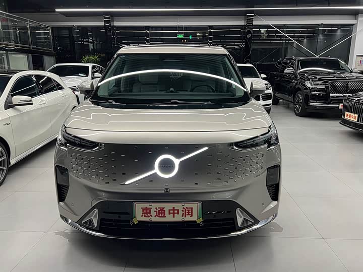 Фото 2 - Volvo EM90