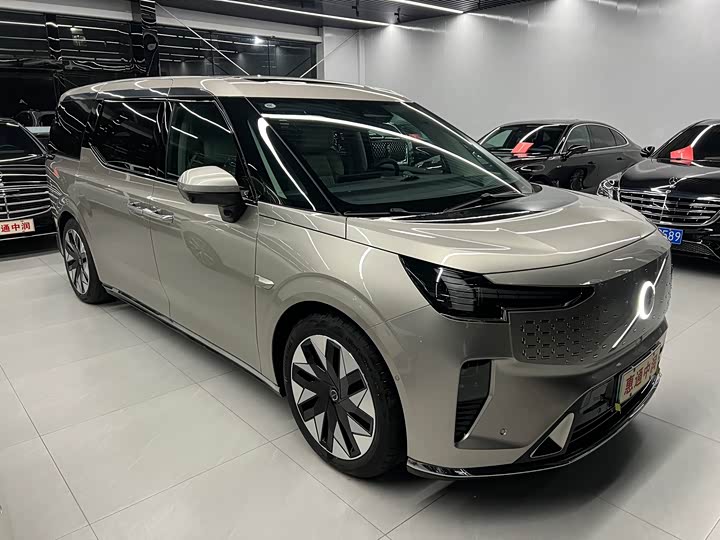 Фото 3 - Volvo EM90