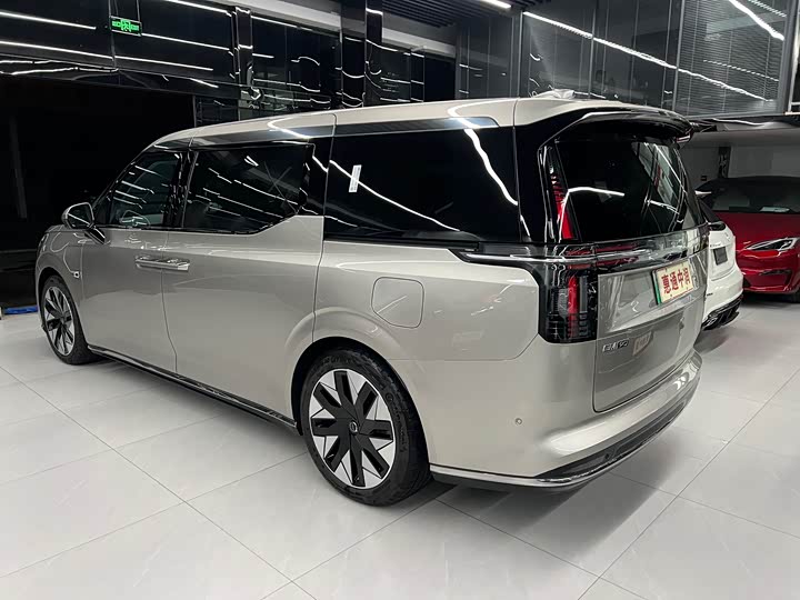 Фото 5 - Volvo EM90