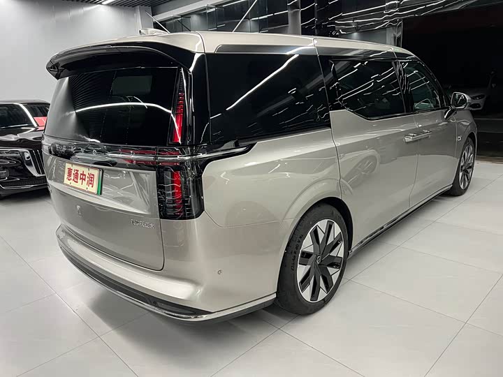 Фото 6 - Volvo EM90